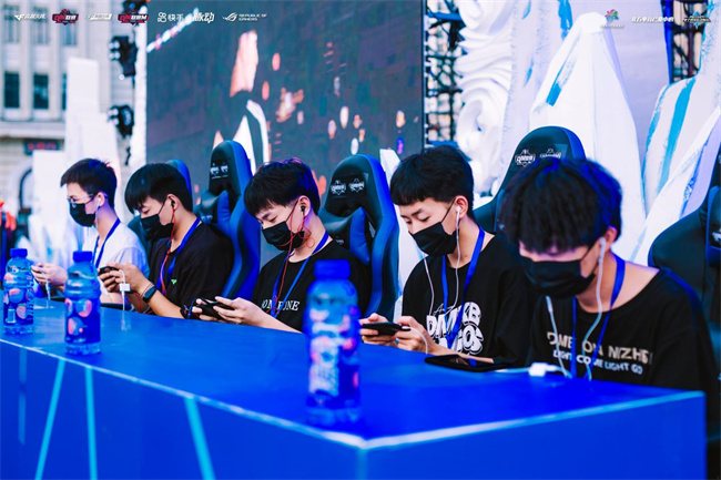 坚韧不拔的 坚韧不拔的